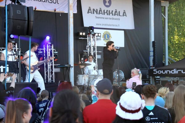 Voimaa musiikista -konsertti keräsi noin 800 kävijää Reisjärven kesäiltaan