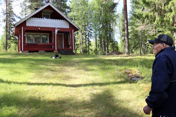 Reijo Pesola nauttii puuhastelusta kesämökillä, jonne matka taittuu useamman kerran vuodessa Haaparannasta